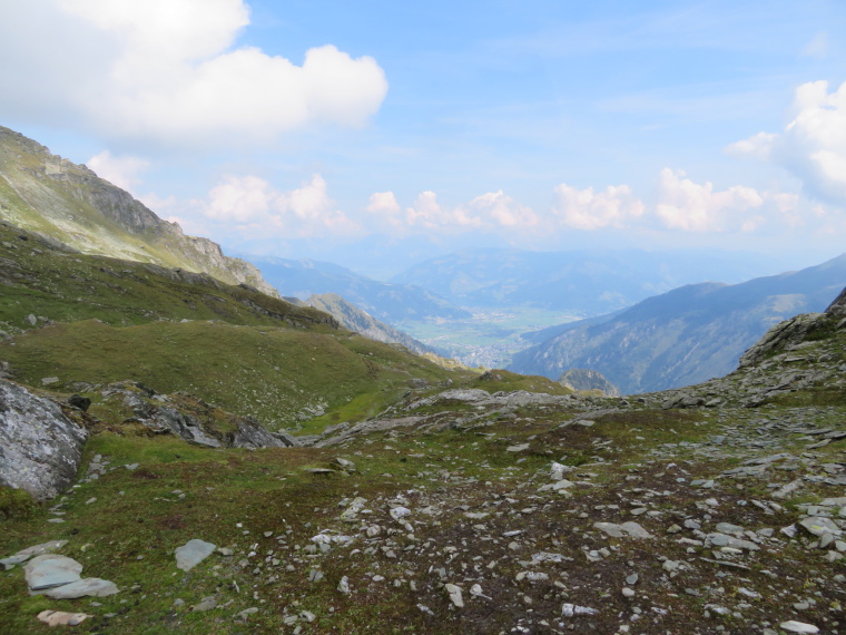 Austria Hohe Tauern, Kaprun Valley, North to Kaprun valley base from Lakarscharte col walk, Walkopedia