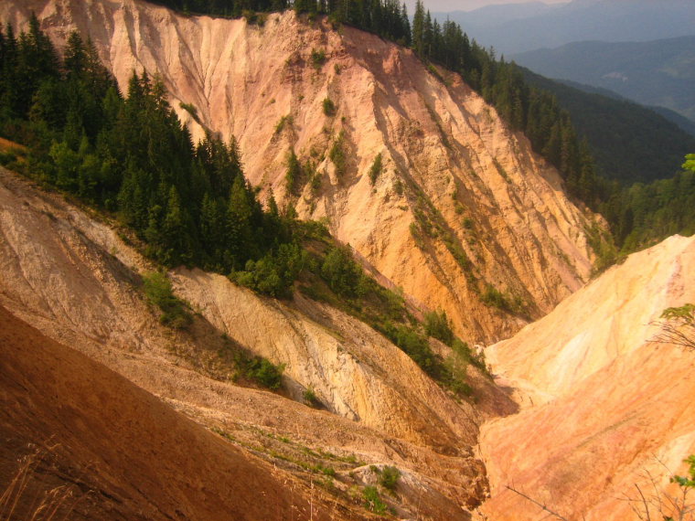 Romania Transylvania, Apuseni Mountains, the-pit apuseni mountains , Walkopedia