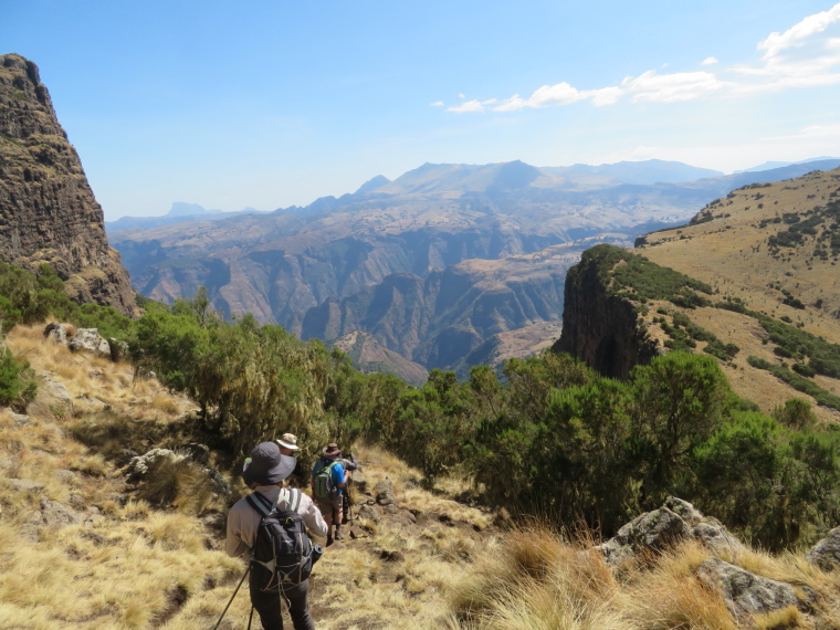 Ethiopia Simien Mts, Geech to Chenek, Descending to chasm below Imet gogo, Walkopedia