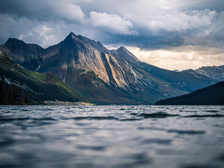 Canada Alberta: Jasper NP, Beaver Lake to Jacques Lake, Helmet Mountain from Medicine Lake, Walkopedia