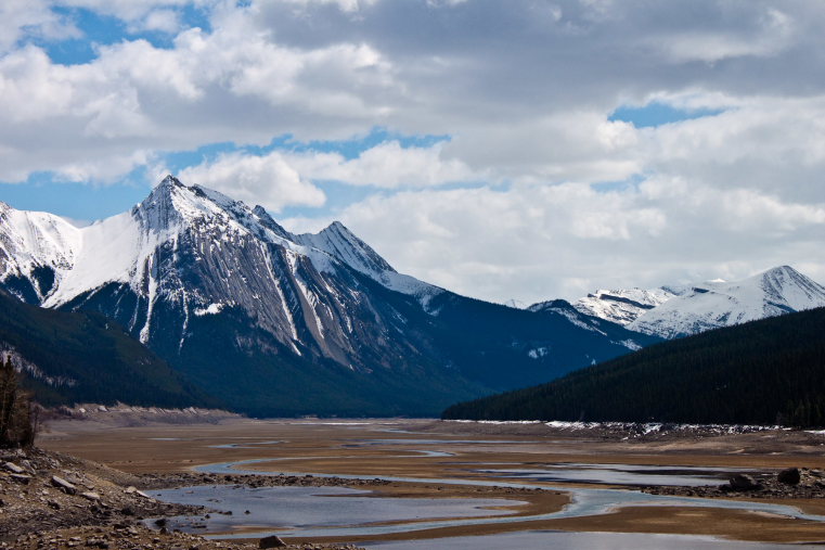 Canada Alberta: Jasper NP, Beaver Lake to Jacques Lake, Medicine Lake... not quite a lake until the snowmelt fills it in June and July, Walkopedia