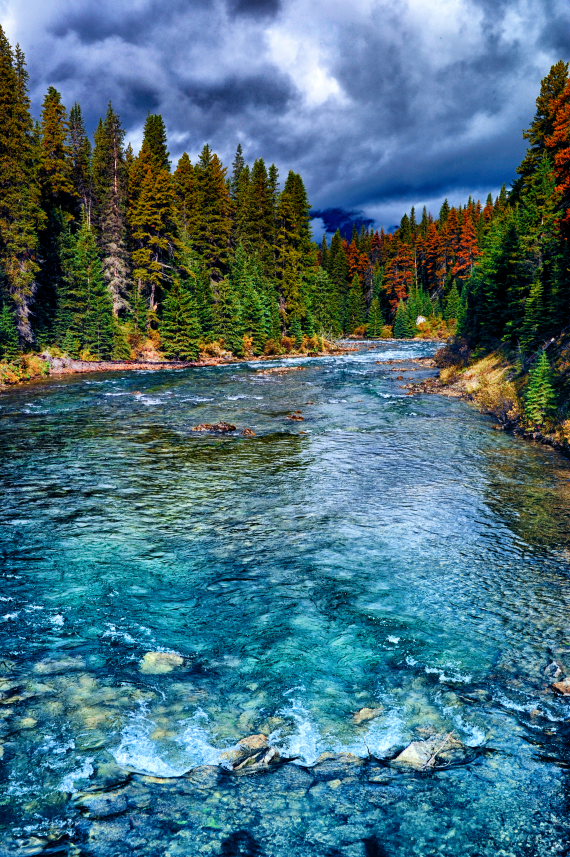 Canada Alberta: Jasper NP, Beaver Lake to Jacques Lake, The Maligne River flows in a narrow channel to Medicine Lake, Walkopedia