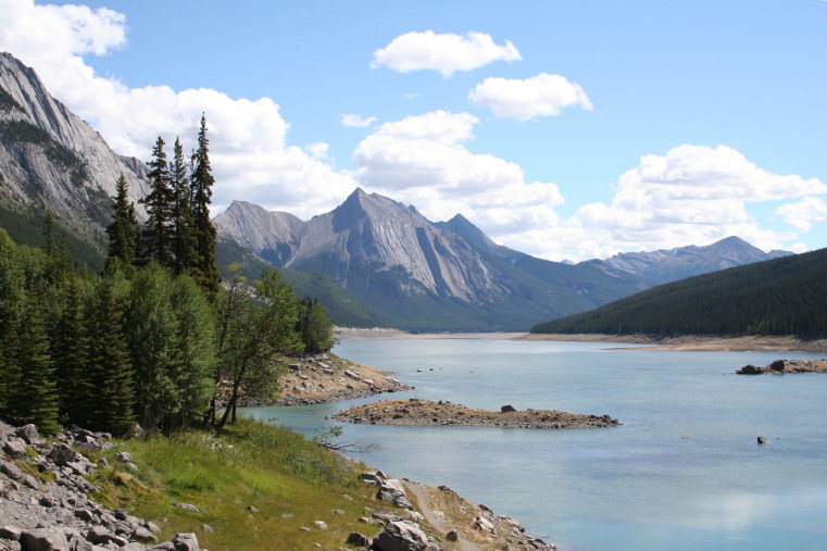 Canada Alberta: Jasper NP, Beaver Lake to Jacques Lake, The medicine lake, Walkopedia