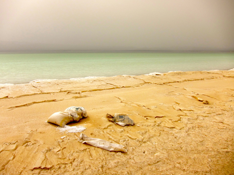 Lac Assal : Gathering salt - © Flickr use Jon Evans...