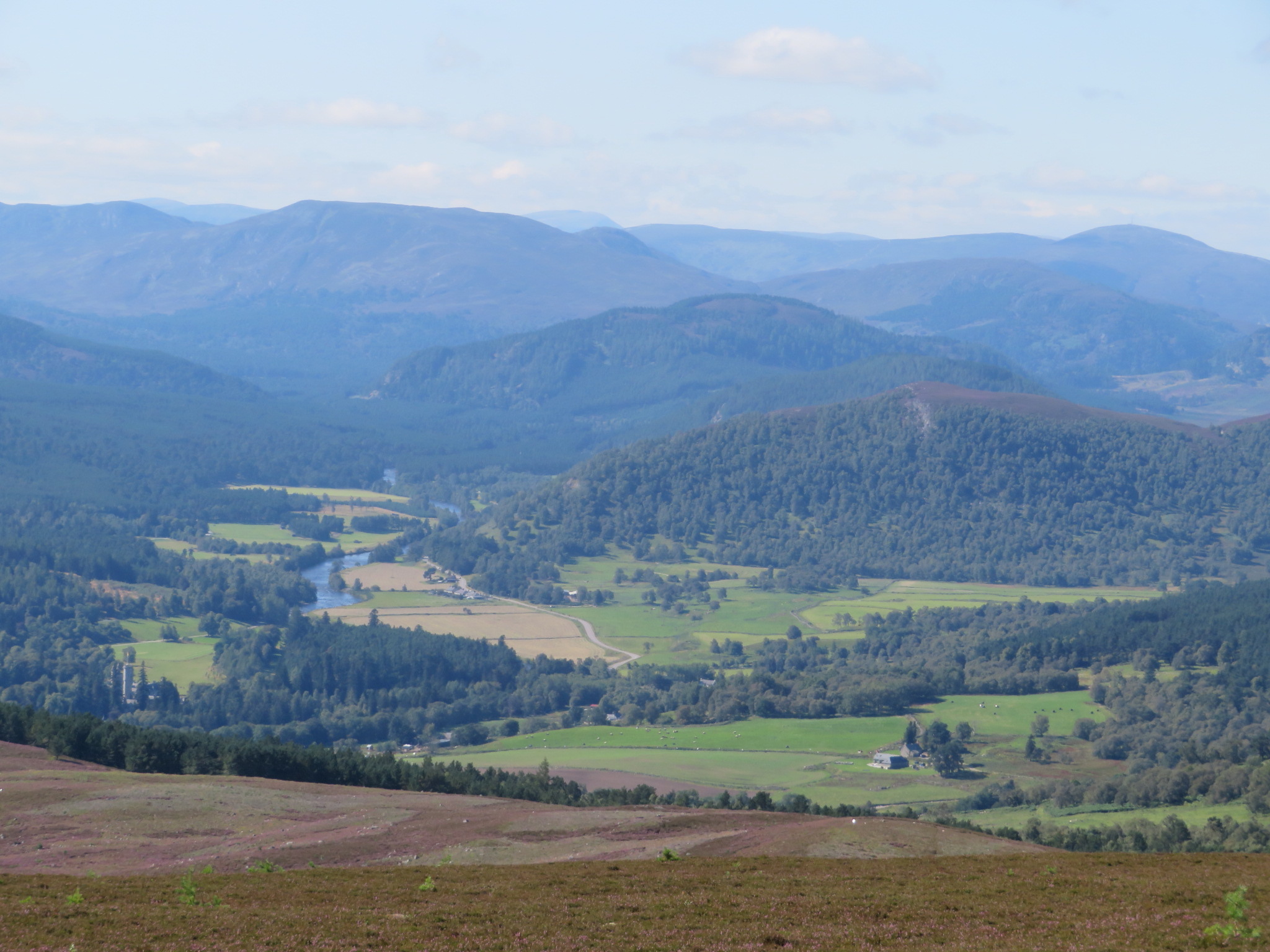 United Kingdom Scotland Cairngorms, Gellaig Ridge, West along Dee Valley, Walkopedia