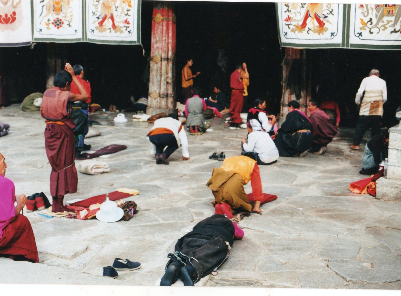 China Tibet, Barkhor Kora, Lhasa, Prostrating at the Jokhang, Walkopedia