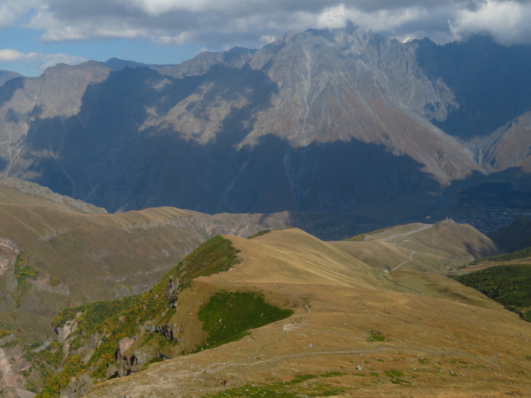 Georgia Gt Caucasus Khevi, To Gergeti Glacier, Long ridge down to Tsminda Sameba church, Walkopedia