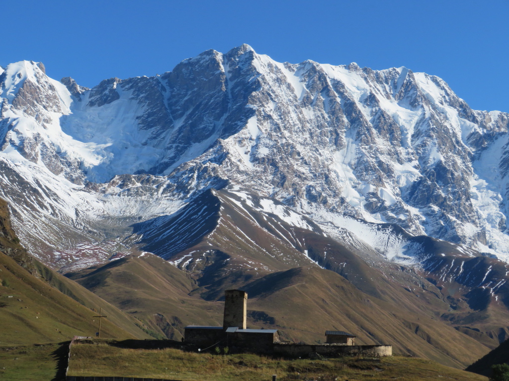 Georgia Gt Caucasus Svaneti, Above Ushguli , Lamaria church in front of peaks, Walkopedia