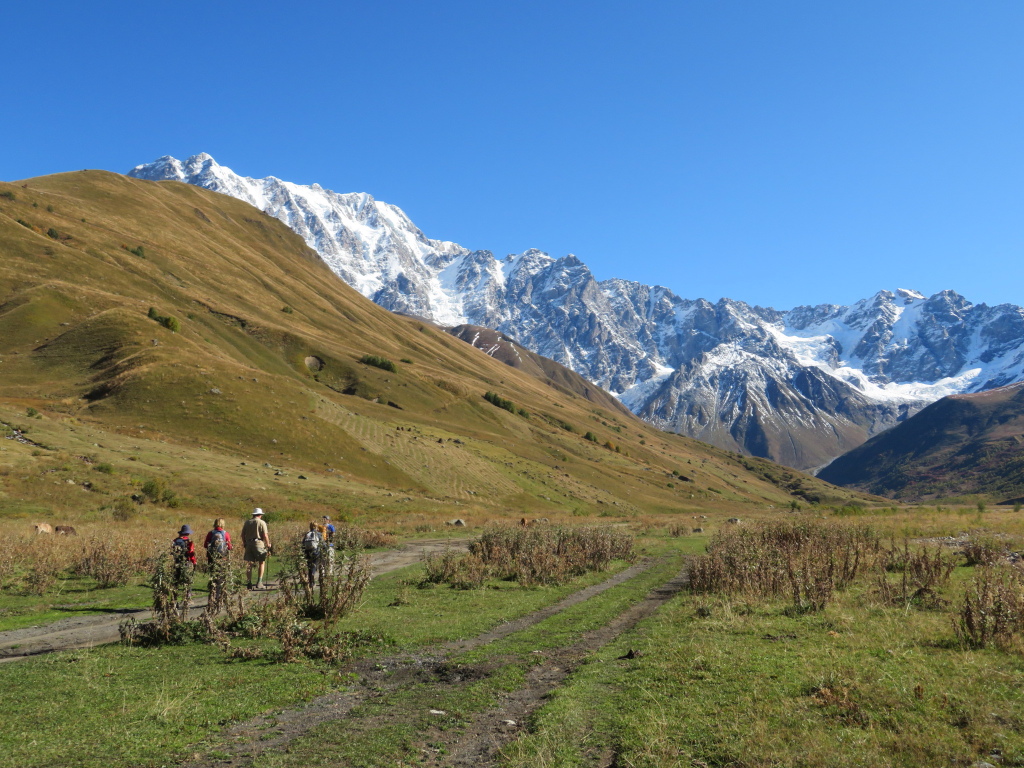 Georgia Gt Caucasus Svaneti, Above Ushguli , Up valley to high range, Walkopedia