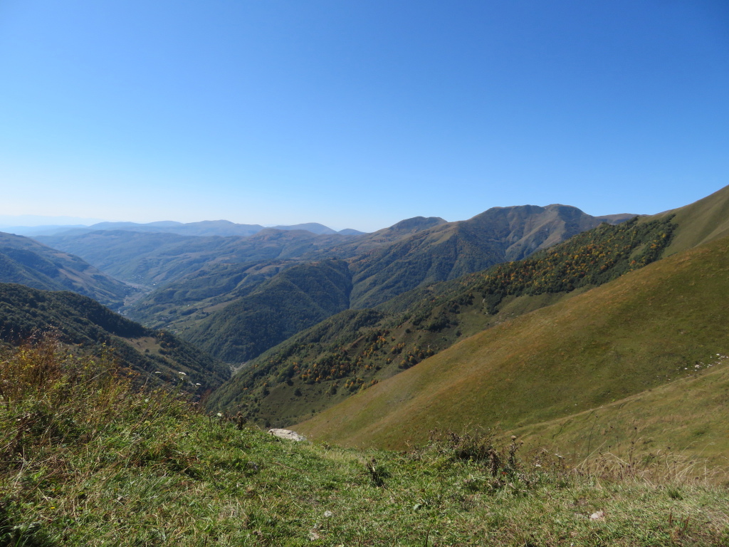 Georgia Gt Caucasus Around Gudauri, To Lomisa Chapel , Into South Ossetia from high ridge, Walkopedia