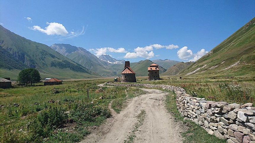 Georgia Gt Caucasus Khevi, Truso Valley, Keli Plateau, Church and tower , Walkopedia