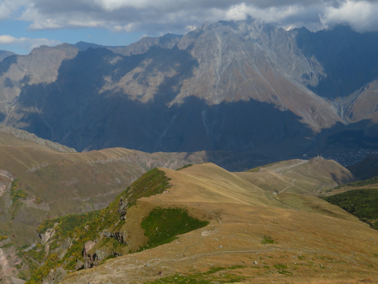 Georgia Gt Caucasus Khevi, Khevi, Kazbegi and the Military Highway , Gergeti walk - long ridge down to Tsminda Sameba church, Walkopedia