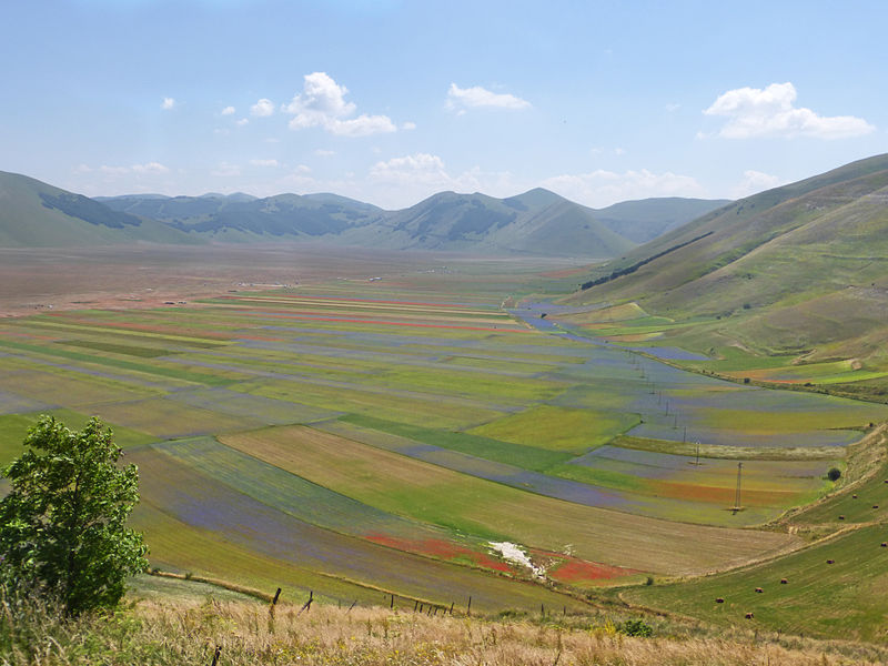 Italy Sibillini, Piano Grande , View from the road leading down from Castelluccio, Walkopedia