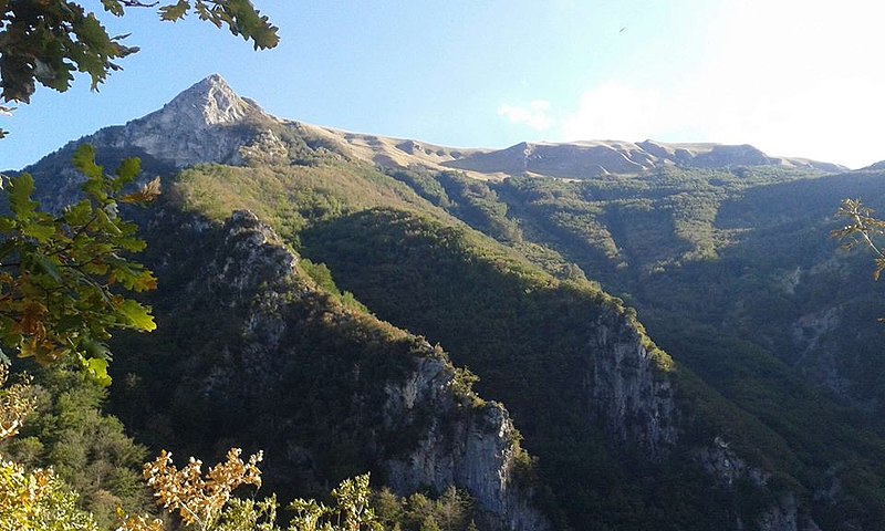 Sperone di Monte Pizzo(Monte Priora) - © Wikimedia FedeGrad Monte Priora: Sperone di Monte Pizzo(Monte Priora) - © Wikimedia FedeGrad