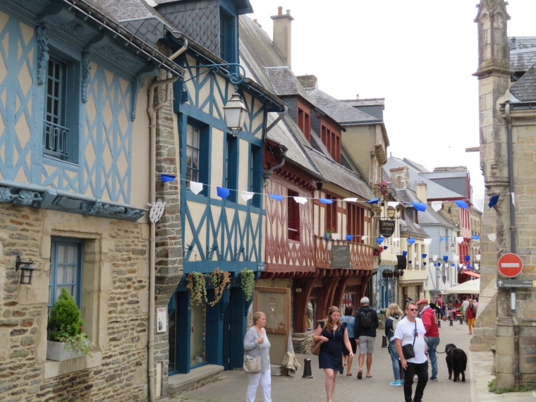 France Brittany, Brest-Nantes Canal, Medieval Josselin, Walkopedia