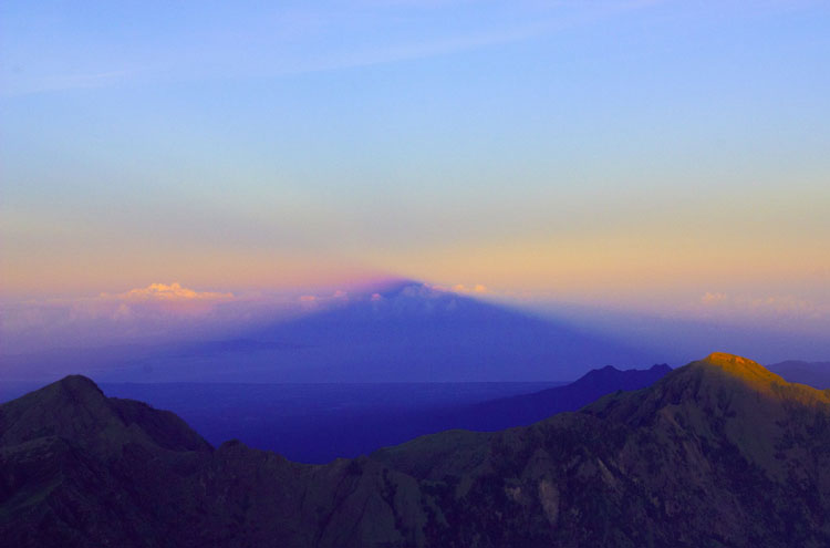 Indonesia Lombok, Mount Rinjani, Sunrise on Rinjani - ? From Flickr user LiTTle-FooT, Walkopedia