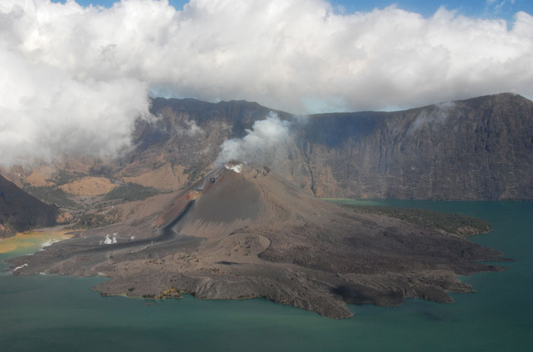 Indonesia Lombok, Mount Rinjani, The Rinjani Crater - ? From Flickr user Habi, Walkopedia