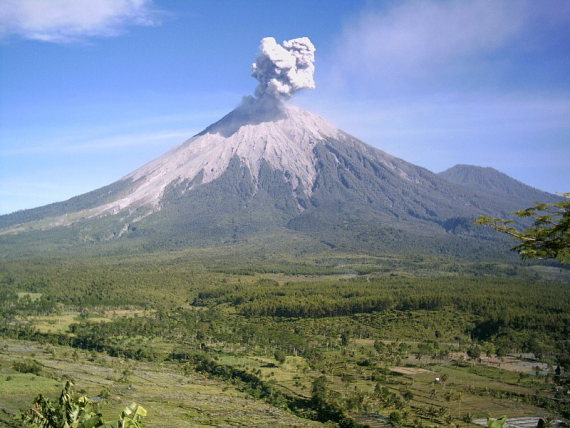 Indonesia Java, Mt Bromo, Mt Semeru erupting , Walkopedia