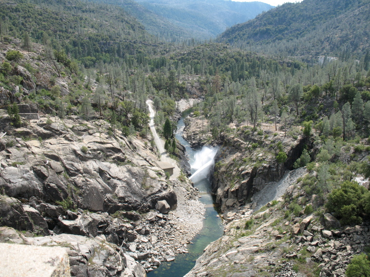 USA California Yosemite, Hetch Hetchy Area, Beneath the Hetch Hetchy dam , Walkopedia