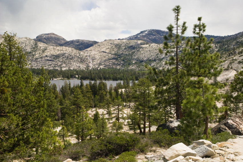 USA California Yosemite, Hetch Hetchy Area, distant Lake Vernon , Walkopedia