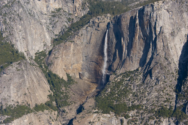 Four Mile Trail: yosemite falls from four mile trail - © Flickr user oliver.dodd...