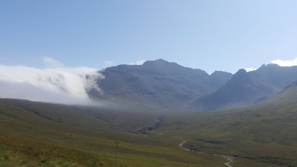 United Kingdom Scotland Isles Skye, Coire na Creiche, Early, cloud rollig over ridge, Walkopedia