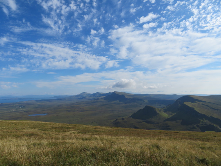 United Kingdom Scotland Isles Skye, Quiraing, South along the glorious escarpment from above Quiraing, Walkopedia