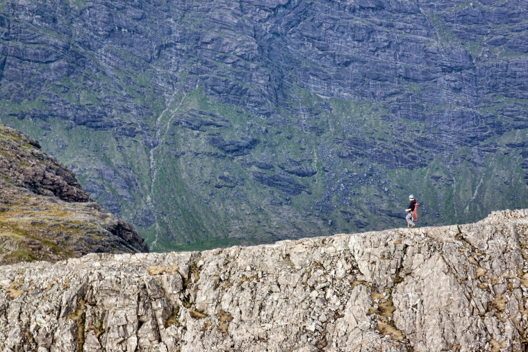 United Kingdom Scotland Isles Skye, Coire Lagan and Sgurr Alasdair, From summit of Sgurr Alasdair, Walkopedia