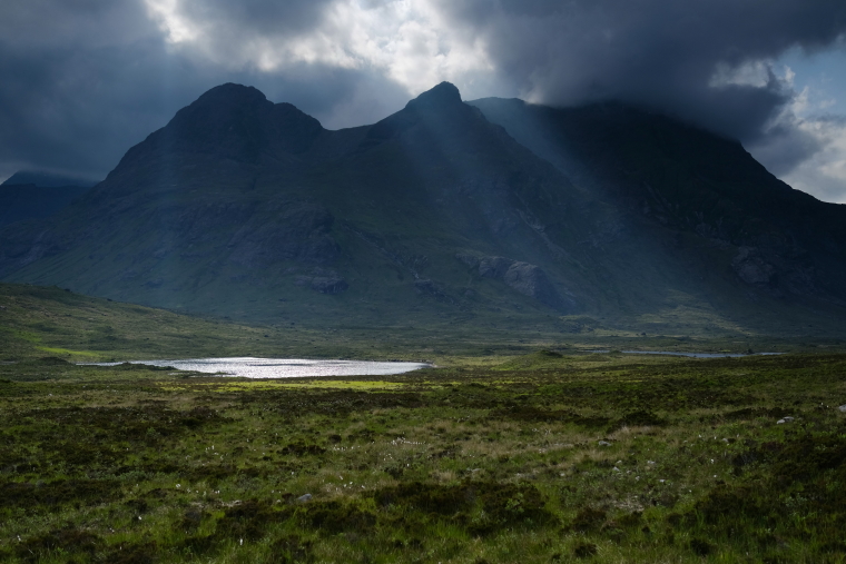 United Kingdom Scotland Isles Skye, Glen Sligachan, Lochan Dubha and Black Cuillin ridge from Glen Sligachan, Walkopedia