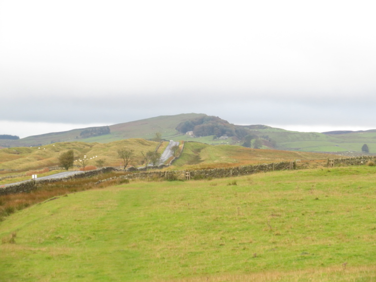 United Kingdom England Hadrian's Wall, Sewingshields to Cawfields, Looking west towards Sewingshields, Walkopedia