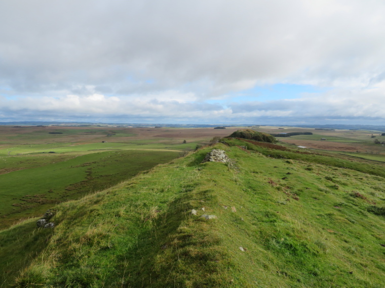 United Kingdom England Hadrian's Wall, Sewingshields to Cawfields,  Looking east from Sewingshields, Walkopedia