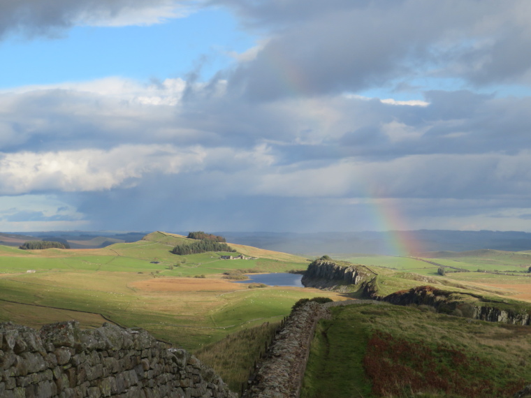 United Kingdom England Hadrian's Wall, Sewingshields to Cawfields, East from Winshilds Crags, Walkopedia