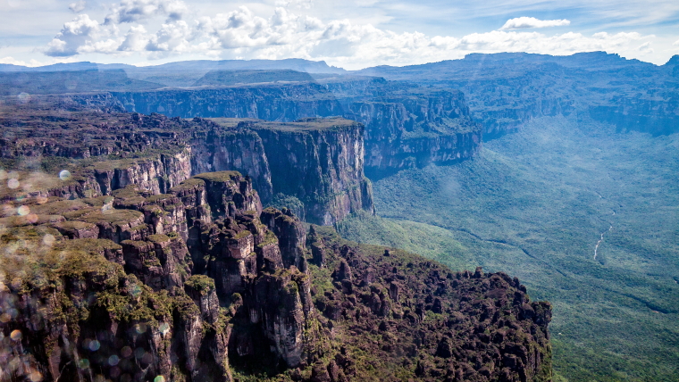 Venezuela Canaima NP, Canaima NP, The cliffs of Auyan Tepui , Walkopedia