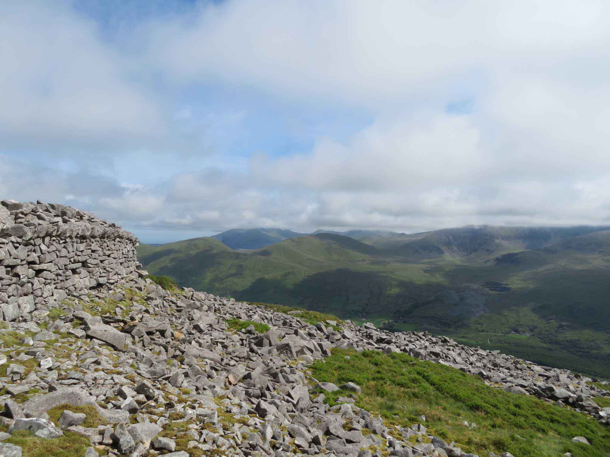 United Kingdom Wales Snowdonia, Nantlle Ridge, Inconguously beautiful wall on Y Garn, Walkopedia