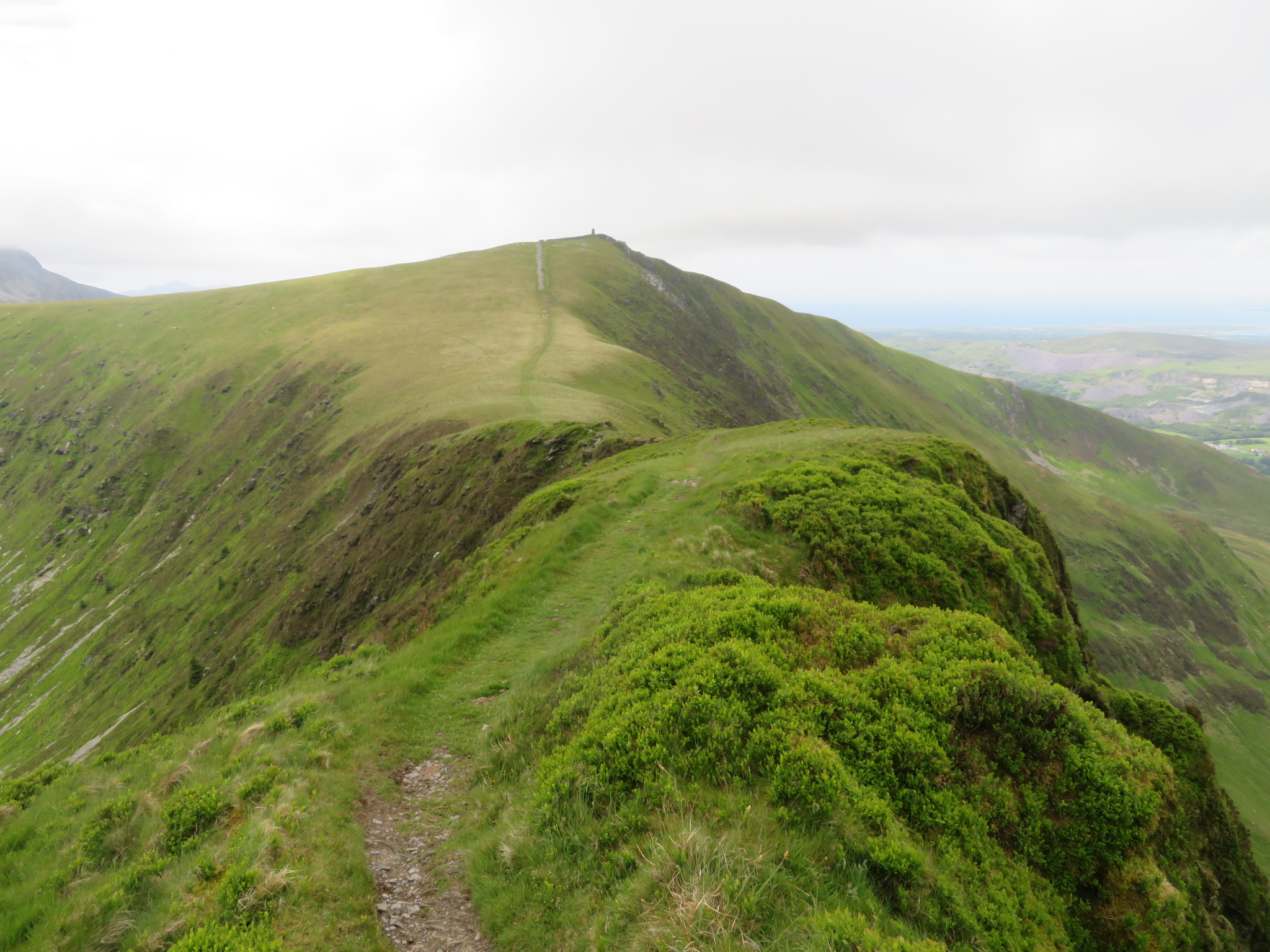 United Kingdom Wales Snowdonia, Nantlle Ridge, Narrow neck, Obelisk behind, Walkopedia