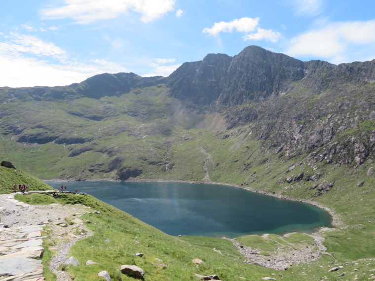 United Kingdom Wales Snowdonia, Y Lliwedd, Miners Track, LLyn LLydaw and jagged LLiwedd, Walkopedia