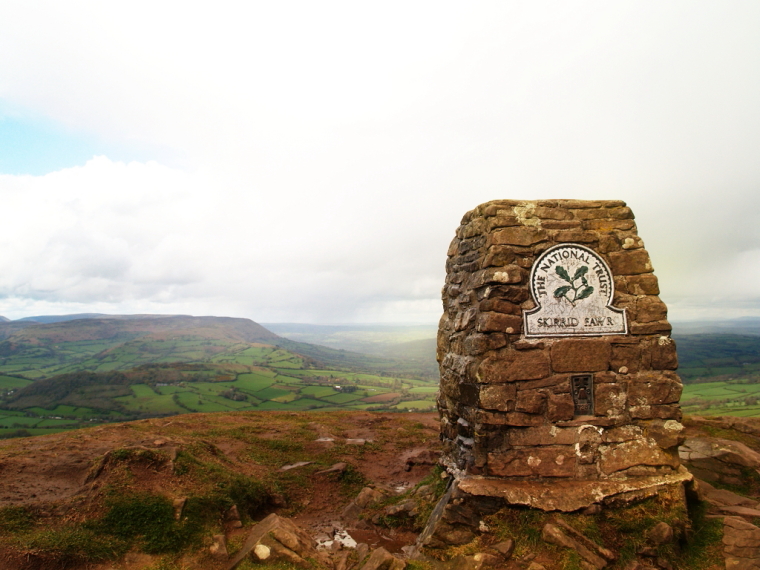 United Kingdom Wales Black Mountains, Skirrid Fawr, Skirrid Fawr cairn, Walkopedia