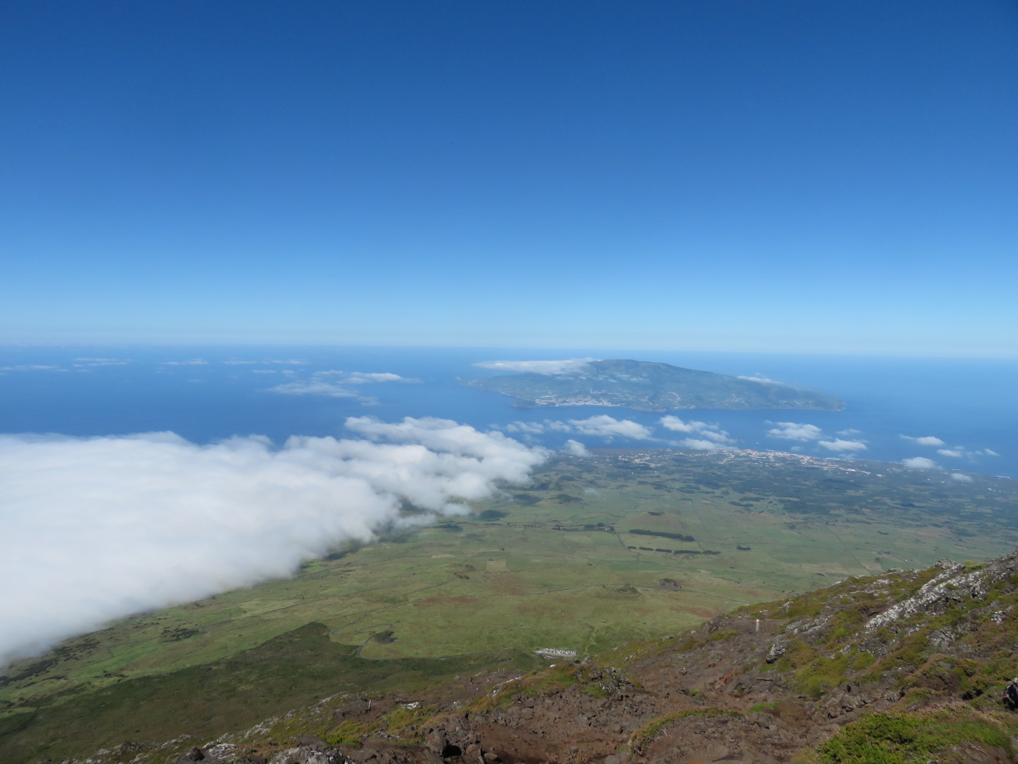 Portugal Azores Pico, Pico Volcano, Starting the long ridge, looking twds Faial, Walkopedia