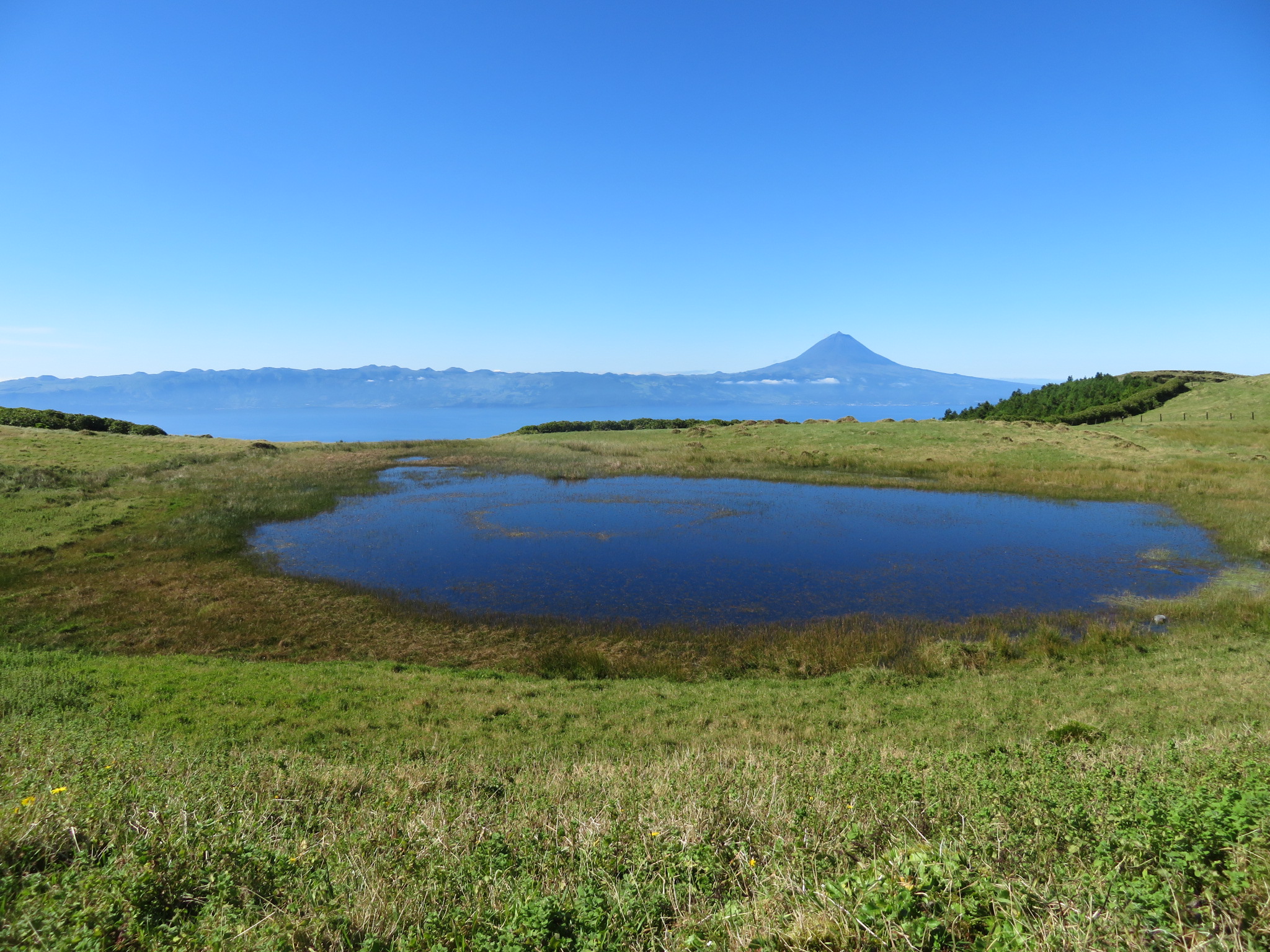 Portugal Azores Sao Jorge, The Central Ridge, Eastward walk, across lake to Pico, Walkopedia