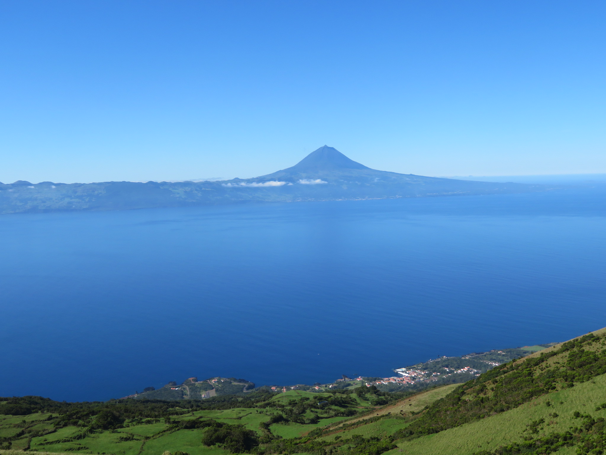 Portugal Azores Sao Jorge, The Central Ridge, Eastward walk, across to Pico, Walkopedia