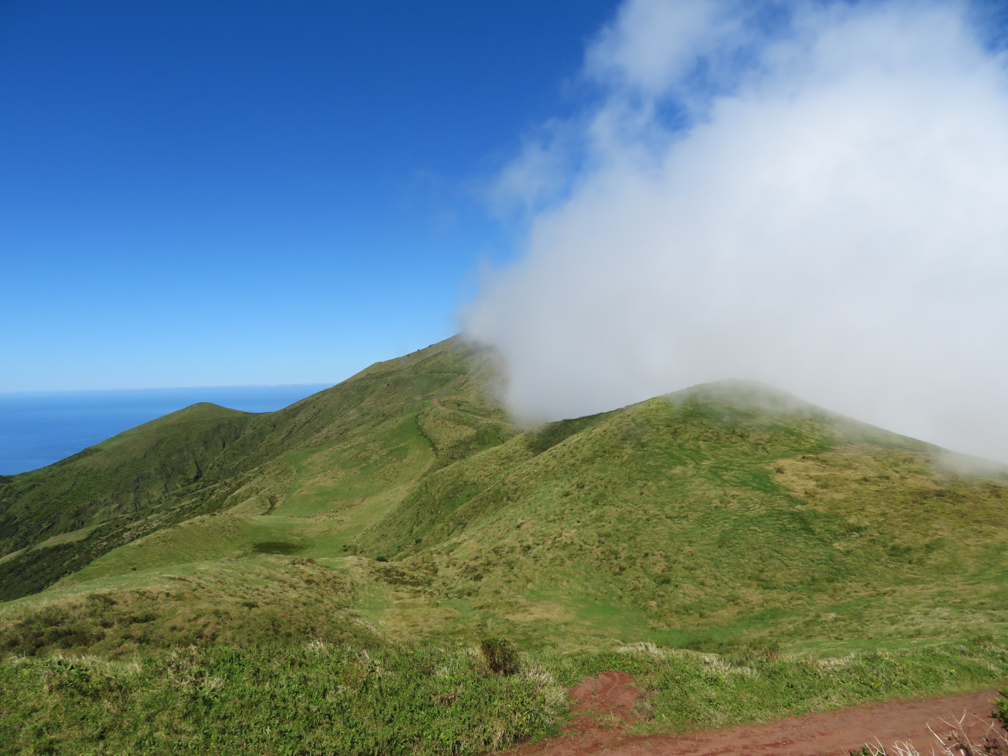 Portugal Azores Sao Jorge, The Central Ridge, West from Pico da Esperanca, cloud rilling in, Walkopedia