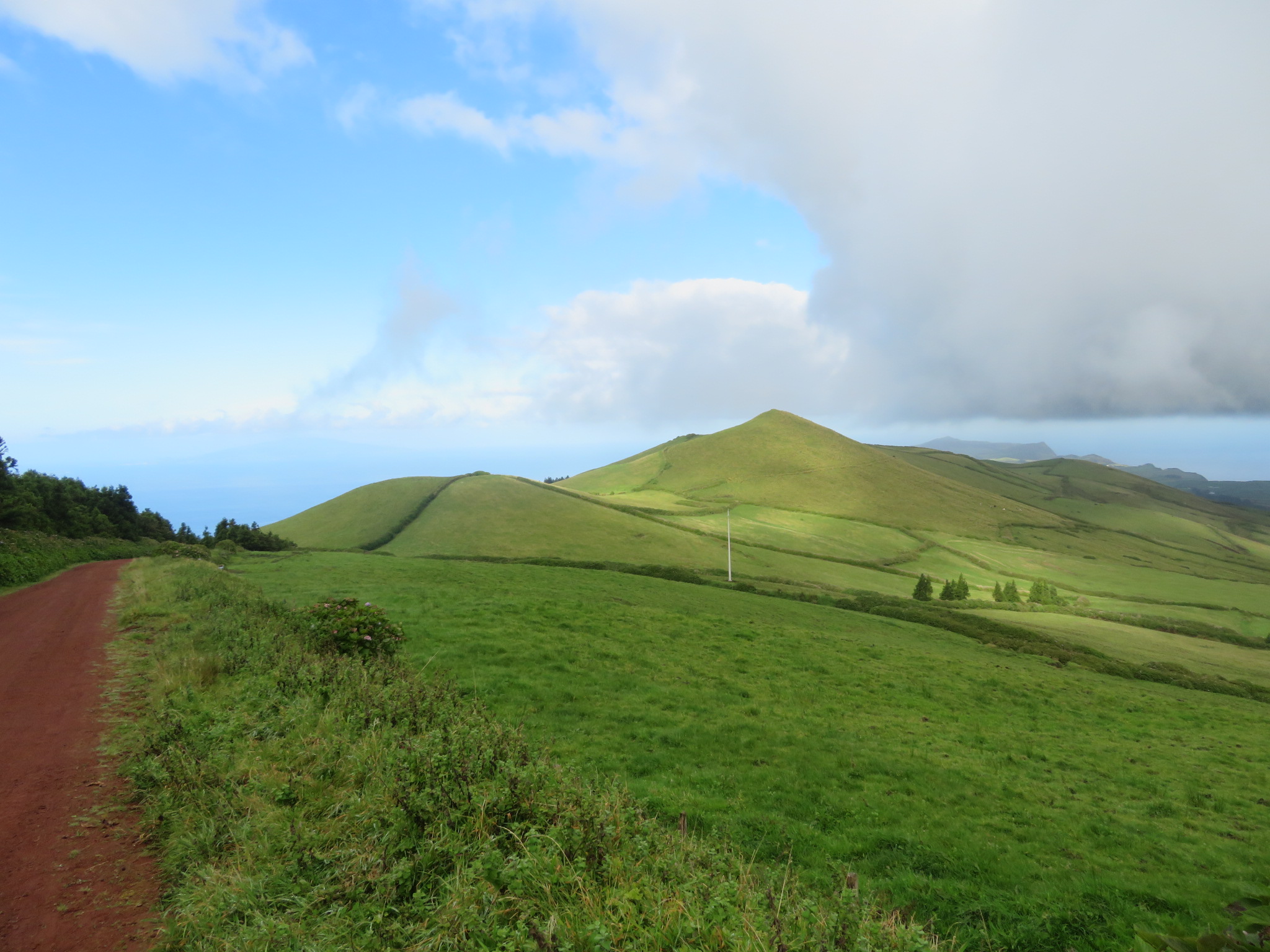 Portugal Azores Sao Jorge, The Central Ridge, Western end, weather clearing, Walkopedia