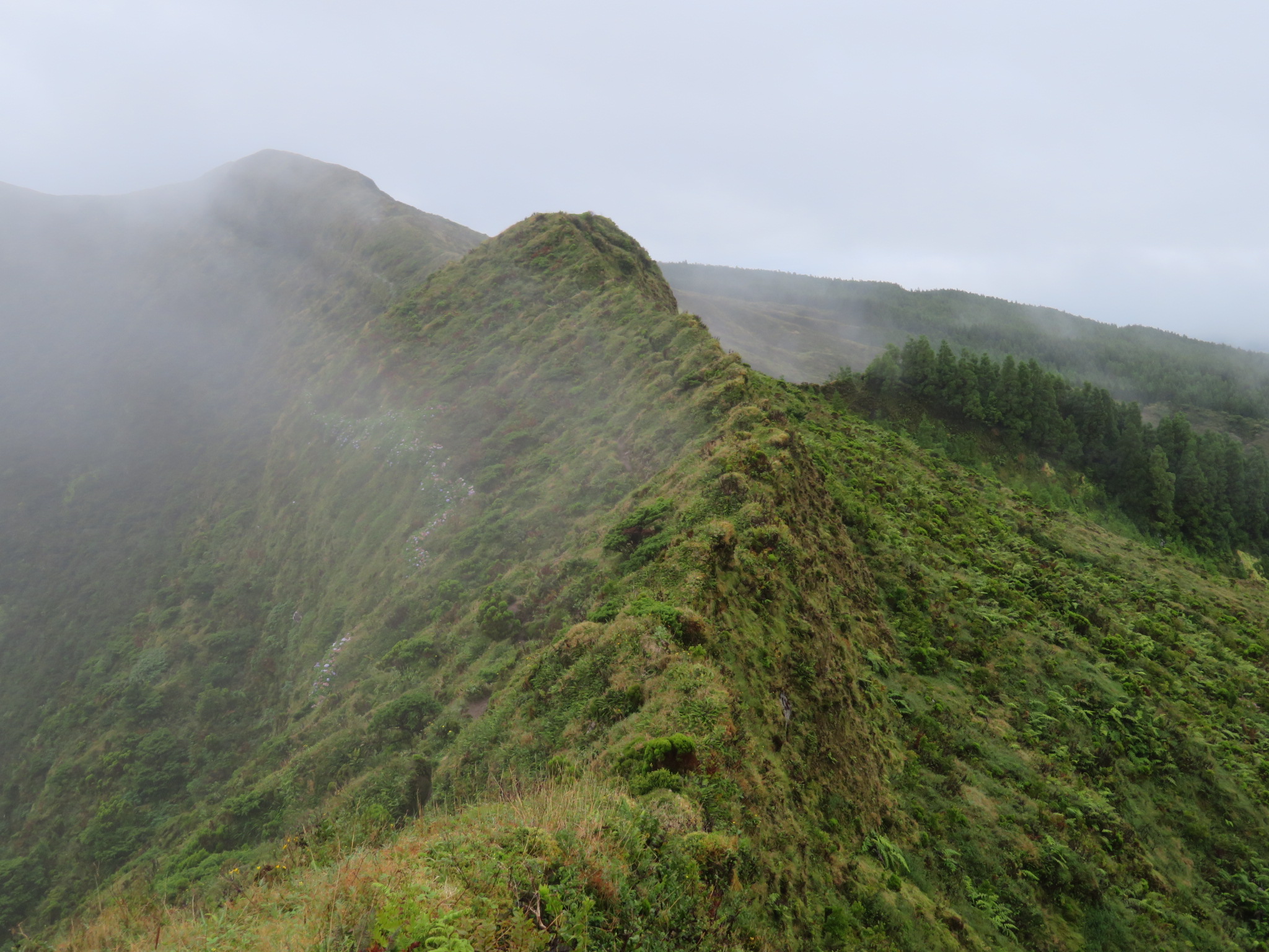 Portugal Azores, Ten Volcanoes Trail, Faial, Narrow caldera rim, Walkopedia