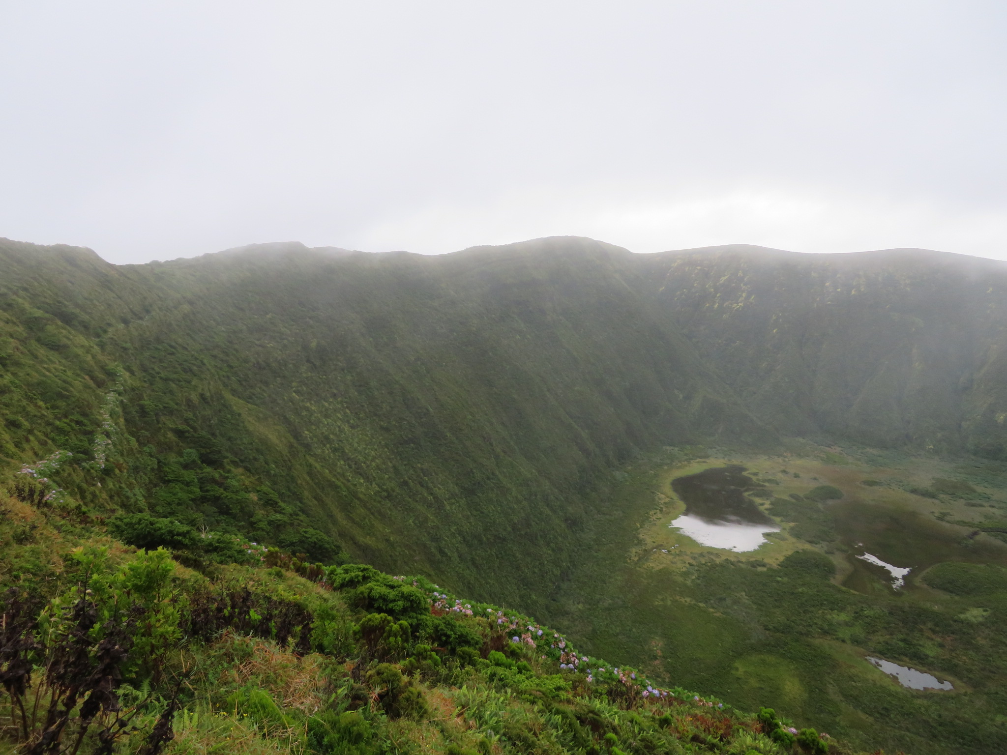 Portugal Azores, Ten Volcanoes Trail, Faial, Cloud clears from caldera, Walkopedia