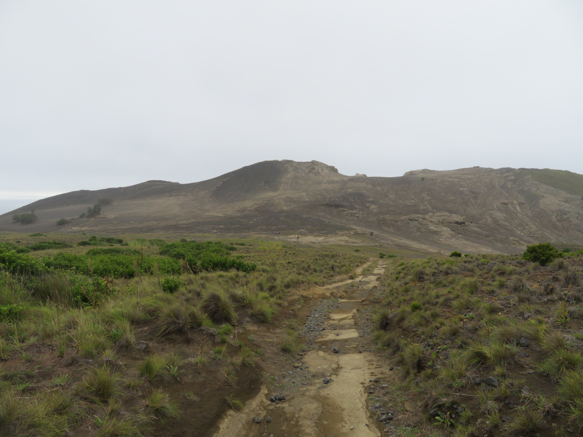 Portugal Azores, Ten Volcanoes Trail, Faial, Arriving at the badland, Walkopedia