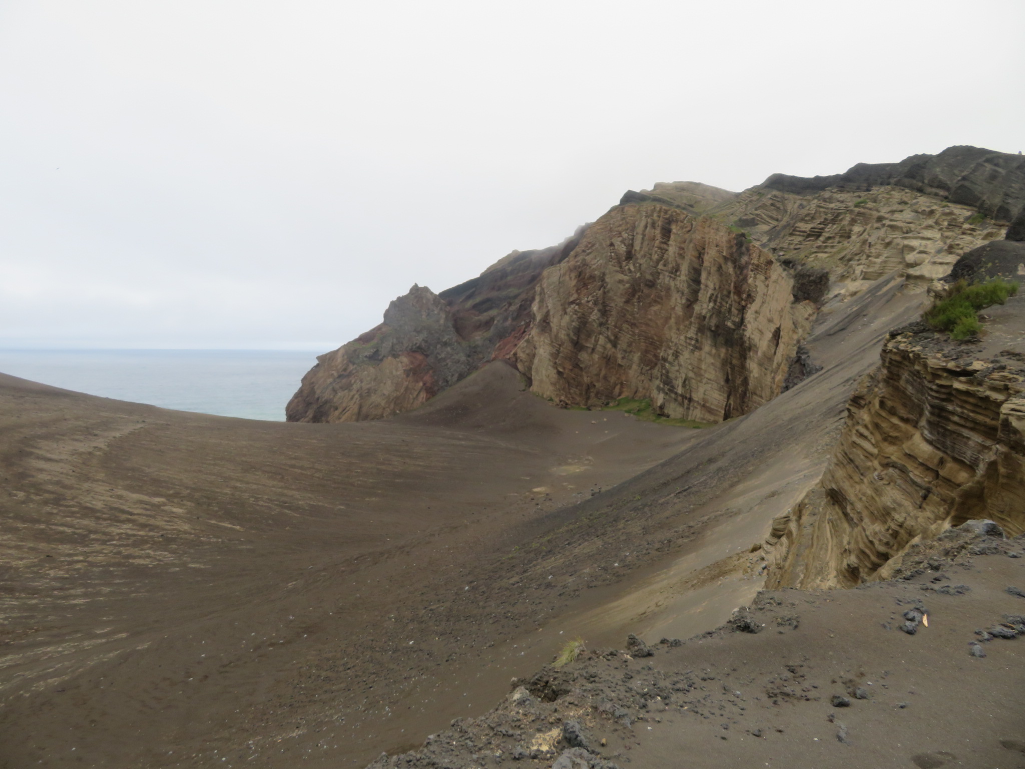 Portugal Azores, Ten Volcanoes Trail, Faial, Recent volcano, from the lighthouse, Walkopedia