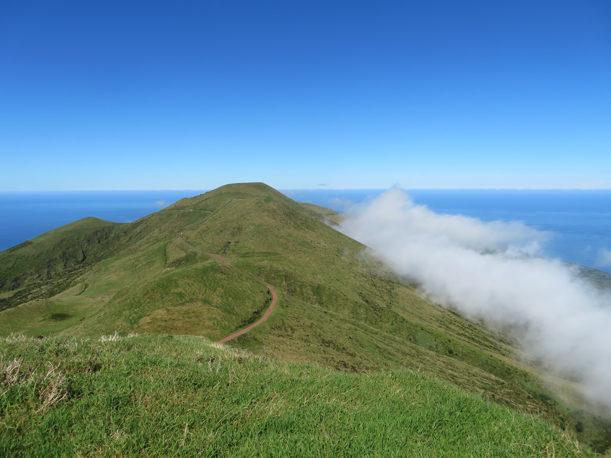 Portugal Azores Sao Jorge, Sao Jorge , West along high ridgefrom Pico da Esperanca, Walkopedia