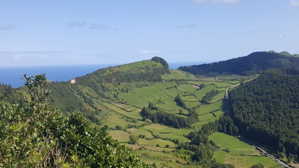 Portugal Azores Sao Miguel, Sao Miguel, Road crossing Sete Cidades  rim from rim track, Walkopedia