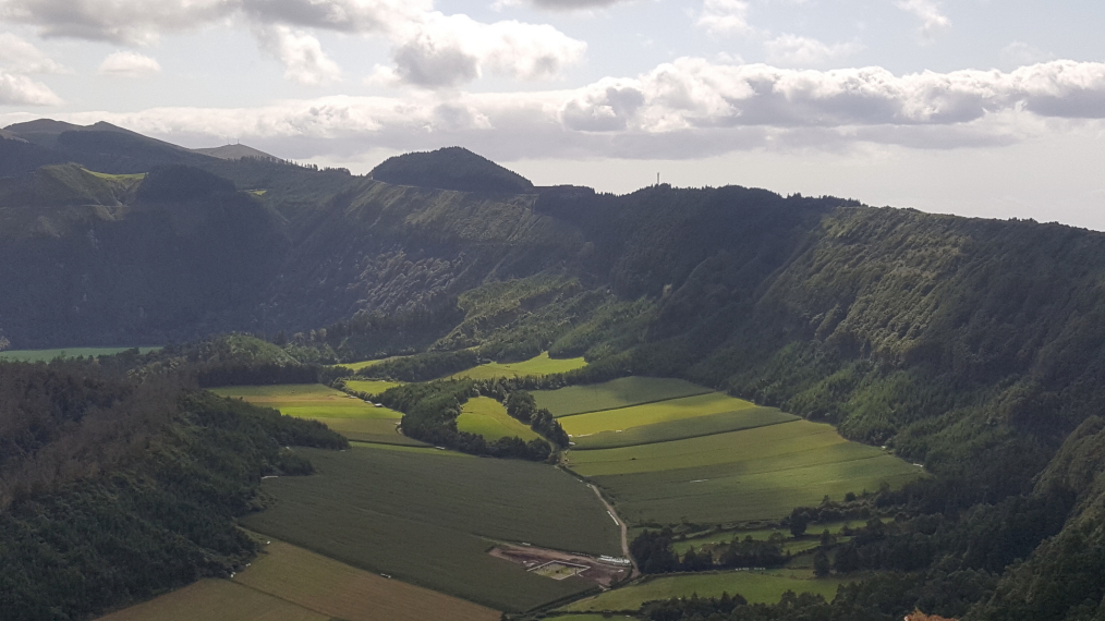 Portugal Azores Sao Miguel, Sao Miguel, Sete Cidades back to Vista d Rei from rim track, Walkopedia