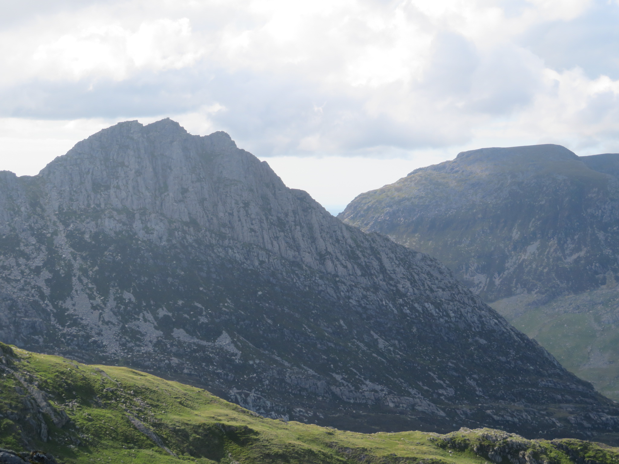 United Kingdom Wales Snowdonia, Glyderau from Pen-y-Pass, Tryfan fromY Foel Goch, Walkopedia